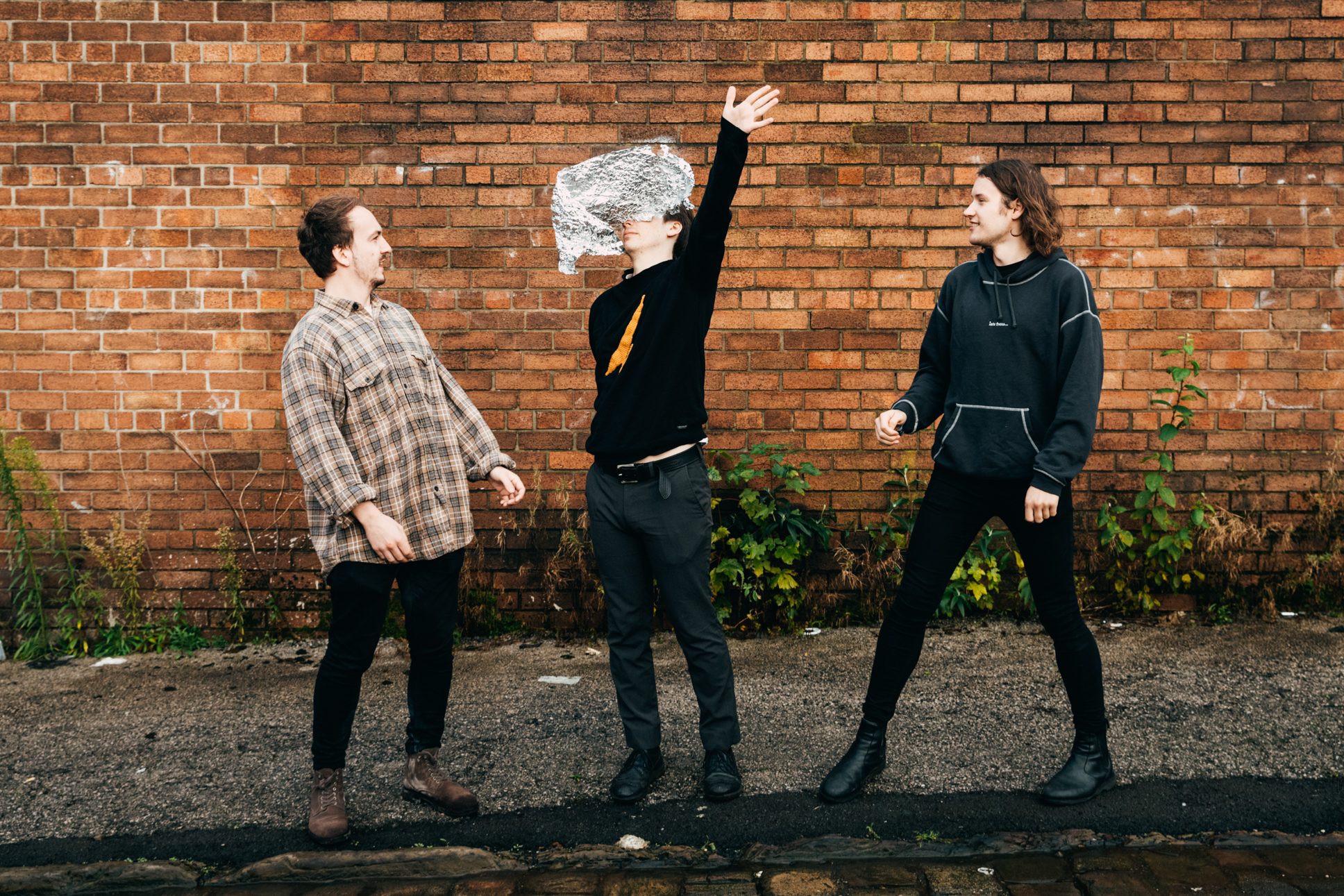  Manchester three-piece garage punk band TINFOILS release their new single “SPITTING”