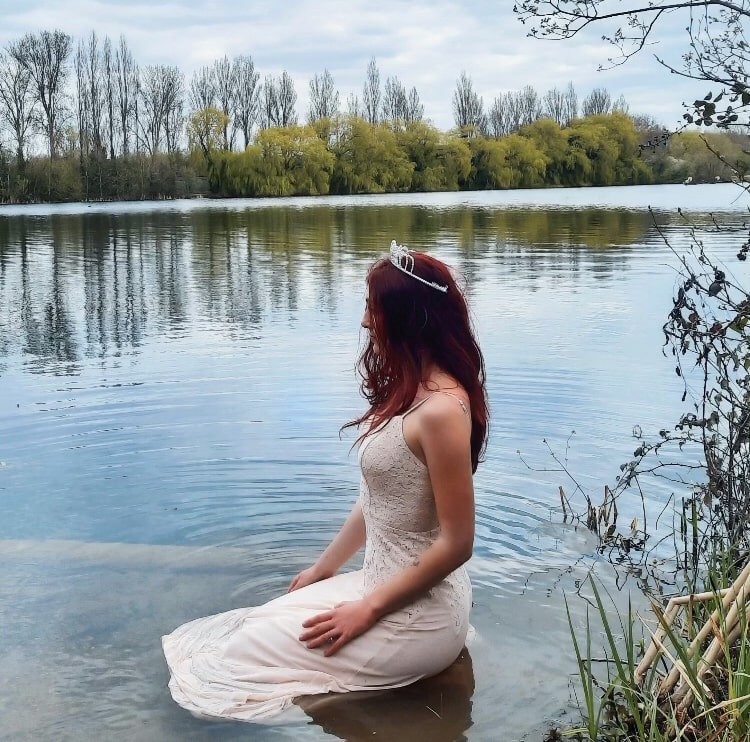 Ellie Grace Releases Heart wrenching Ballad 'Better Off Alone