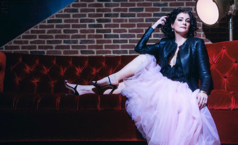  Lizzie Thomas Unveils New Album ‘Awakening’
