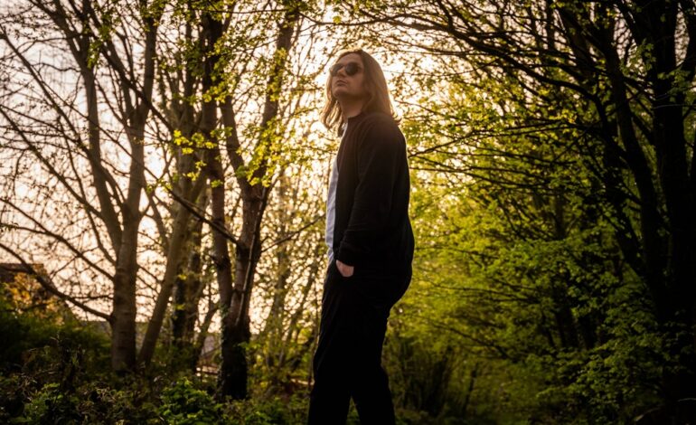  Jamie Webster pays tribute to grassroots music fans on uplifting Laurel Canyon-inspired outsider anthem…
